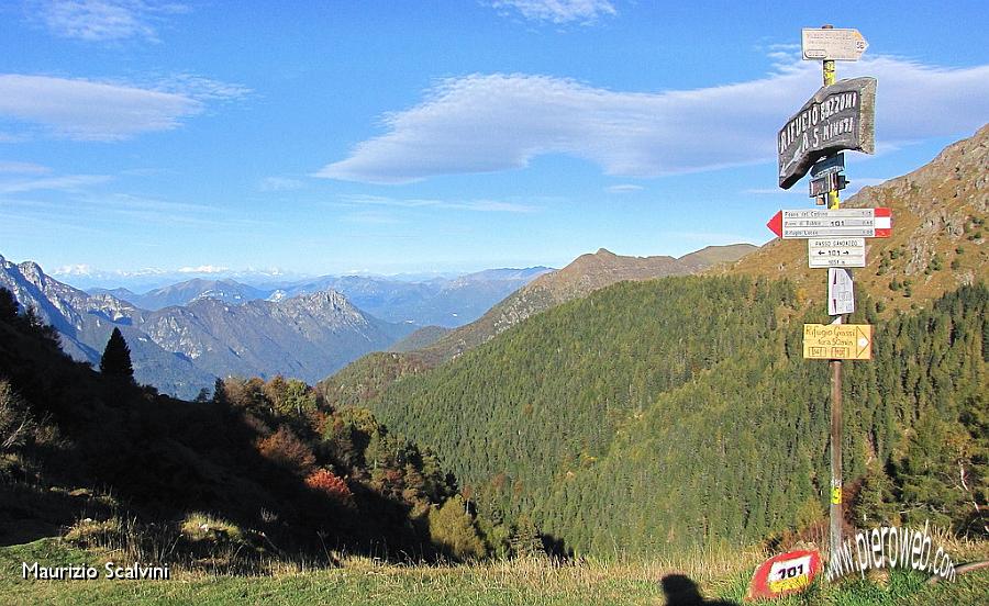 08 Una freccia sopra l'altra a Passo Gandazzo.JPG